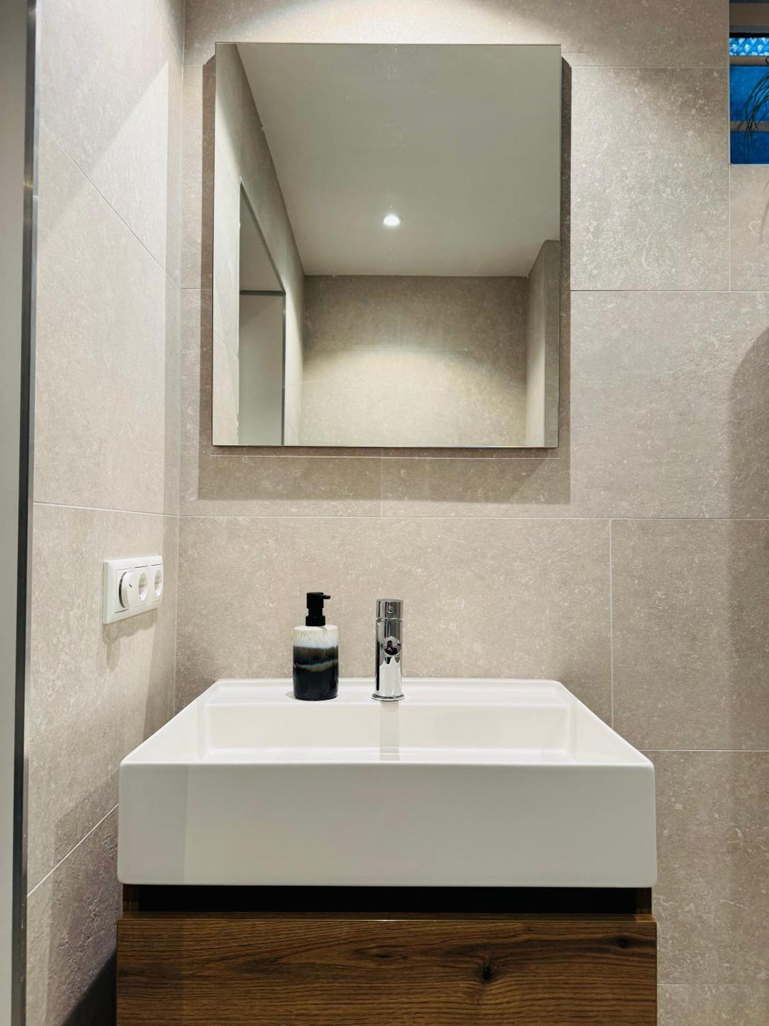 Hello Noordwijk - Souterrain Hoogwakersbosstraat 6 Apartment Luaran gambar